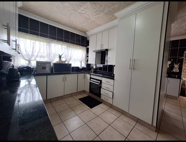 4 BEDROOM HOUSE FOR SALE IN HEIDELBERG AH